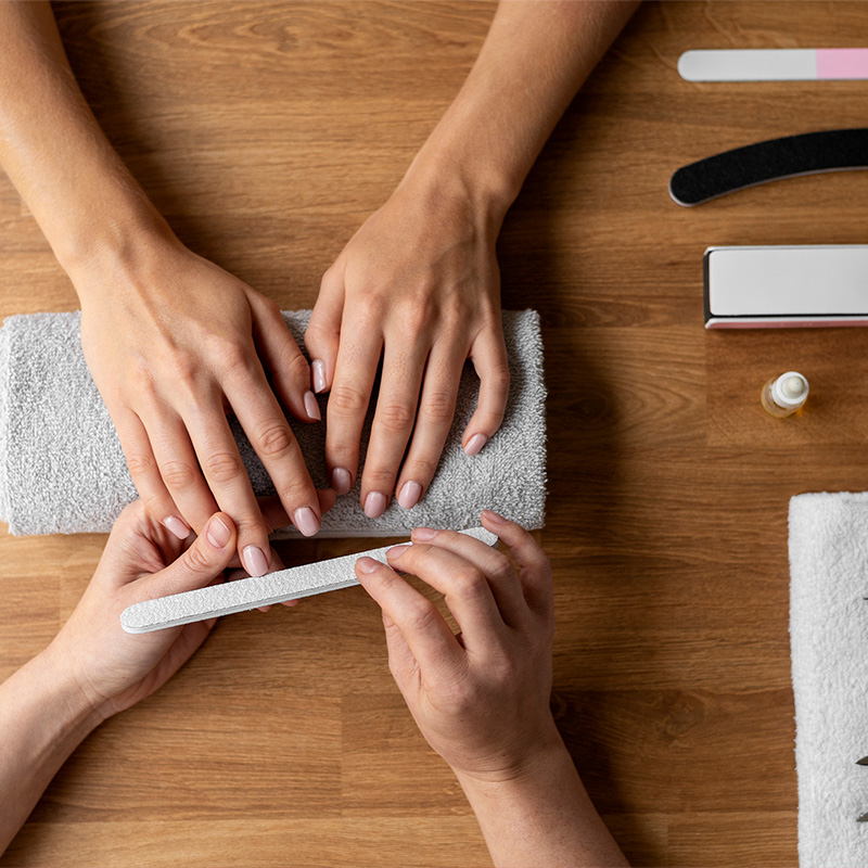 Cuidado Estético de Manos y Pies en Metzli: servicio de manicura
