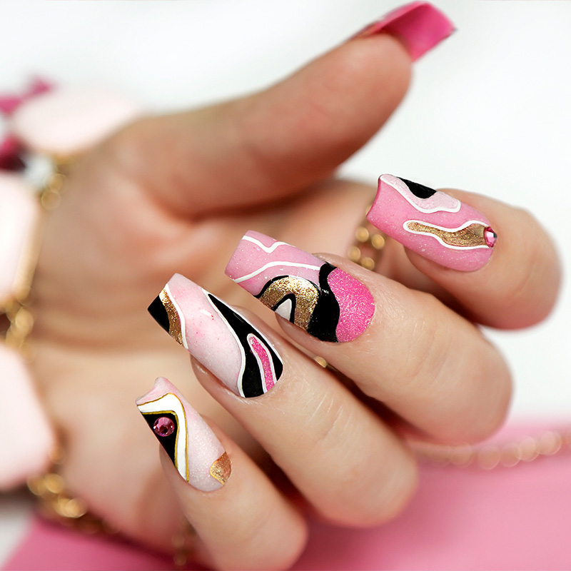 Cuidado Estético de Manos y Pies en Metzli: uñas esculpidas